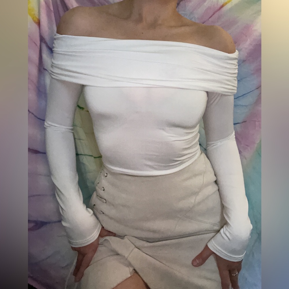 Off The Shoulder Crop 🤍